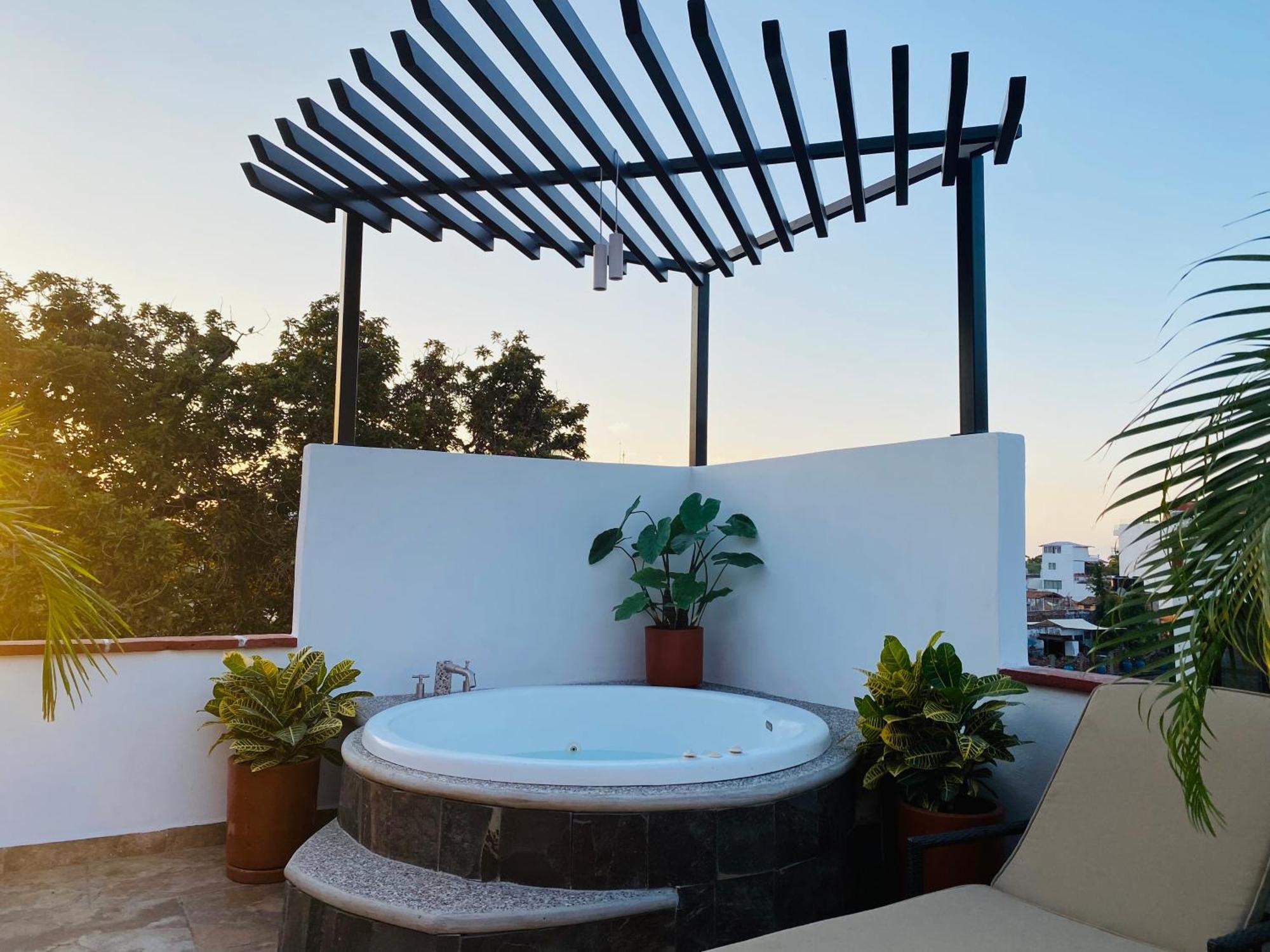 Apartment 6 Blocks To Beach, Roof Terrace With Spa Tub & Bbq