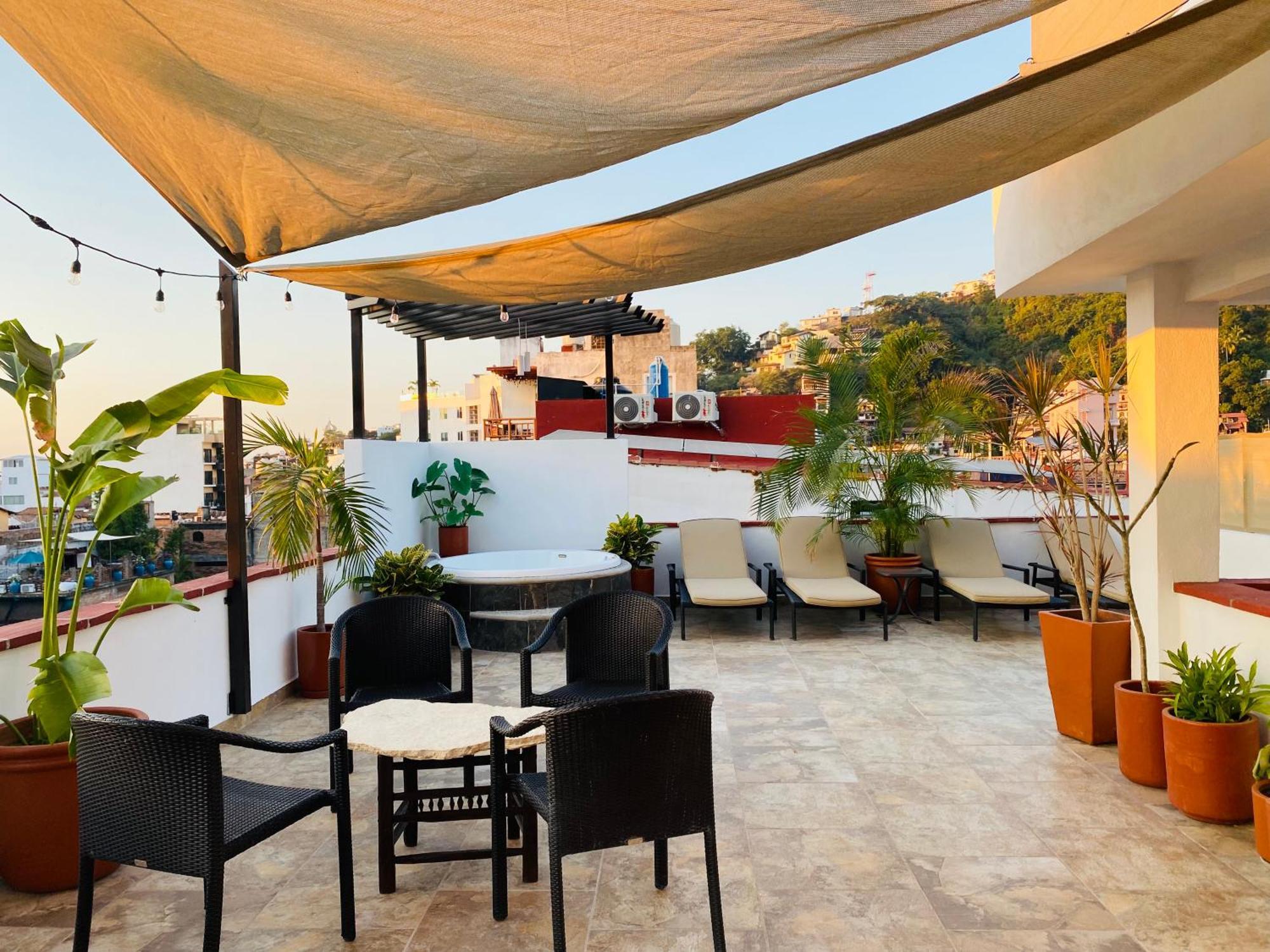 Apartment 6 Blocks To Beach, Roof Terrace With Spa Tub & Bbq Puerto Vallarta