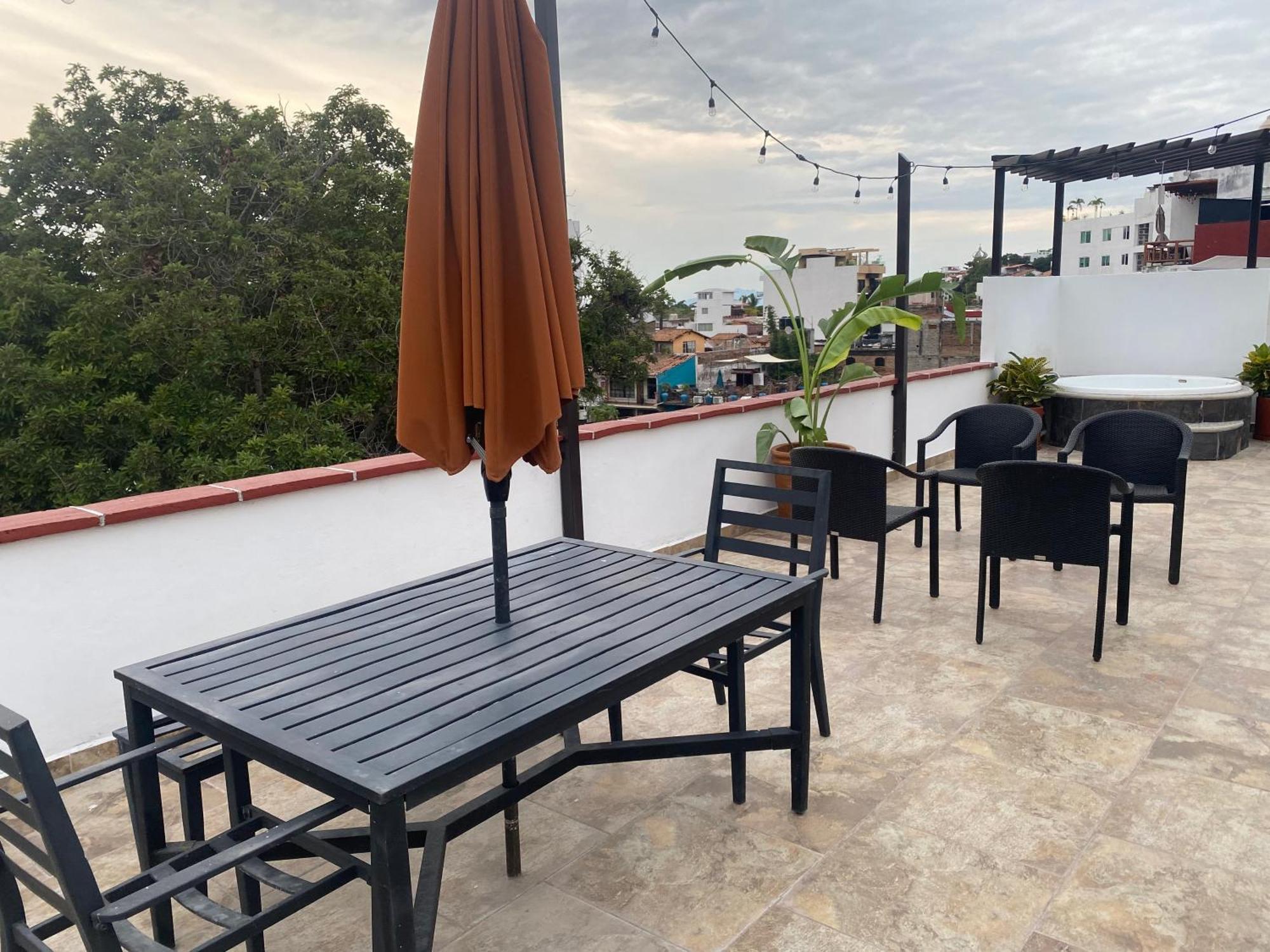 Apartment 6 Blocks To Beach, Roof Terrace With Spa Tub & Bbq